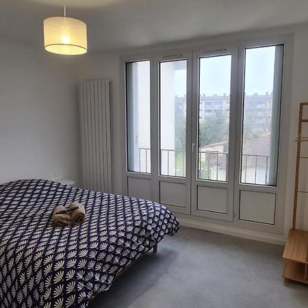Private Room In Shared Apartment IV Beauvais Bagian luar foto