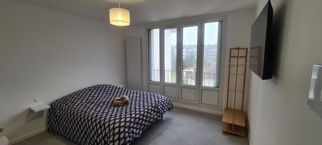 Private Room In Shared Apartment IV Beauvais Bagian luar foto